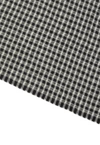 Sort-hvid ternet stof med en blød tekstur, der har et gittermønster af små firkanter i skiftende farver.