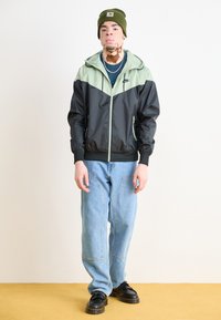 Nike Sportswear Vetrovka - black/jade horizon