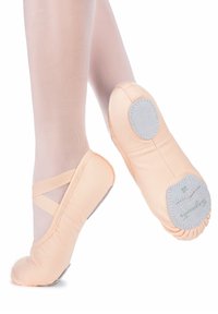 Helle rosa Ballettschuhe aus weichem Stoff, mit gekreuzten Riemen und einer grauen Wildledersohle mit eingeprägter Größe. Glatte Textur.