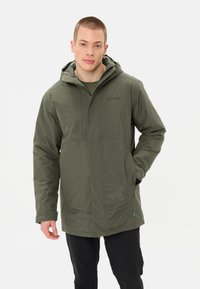 Giacca impermeabile verde oliva con cappuccio, chiusura con zip, grandi tasche e una texture liscia. Logo sul petto e vestibilità comoda.