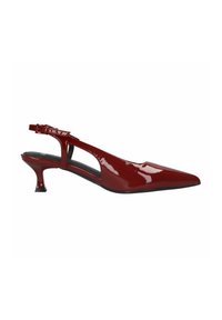Escarpin à talon aiguille en cuir verni rouge, avec une pointe, un talon fin et des découpes sur les côtés.