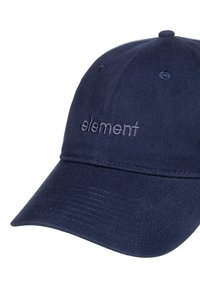 Casquette de baseball bleu marine avec visière incurvée et logo "element" brodé sur le panneau avant, sur fond blanc.