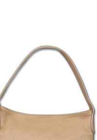 Beige lederen schoudertas met een gladde textuur, semi-gestructureerde vorm en een enkele gebogen schouderriem voor gemakkelijk dragen.