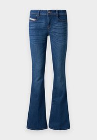 Jean en denim bleu évasé avec une texture lisse, cinq poches et une fermeture à bouton. Présente un léger dégradé sur le devant.