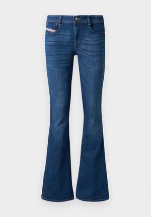 Jeans in denim blu con taglio svasato, dalla texture liscia, cinque tasche e chiusura con bottone. Presentano una leggera scoloritura sulla parte anteriore.