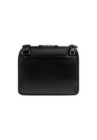 Zwarte synthetische tas met een rechthoekige vorm, voorzien van een ritssluiting, dubbele verstelbare bandjes en een gladde textuur.