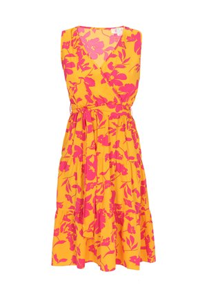 Rochie învăluită dintr-un material galben strălucitor cu un model floral roz. Prezintă un decolteu în V, design fără mâneci și un detaliu cu cordon la talie.