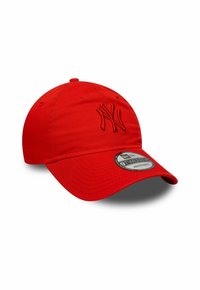 Rote Baseballmütze aus Baumwolle mit gesticktem Logo. Gebogener Schirm und verstellbarer Riemen auf der Rückseite. 9TWENTY-Label angebracht.