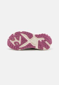 HOKA STINSON 7 - Běžecké boty do terénu - seed green/beet root