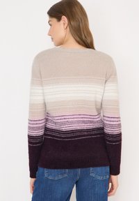 Maglione lavorato a maglia con strisce degradé nei toni del beige, bianco, rosa e viola intenso. Texture morbida con una vestibilità accogliente e design a girocollo.