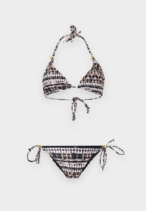 Bikini a due pezzi con fantasia nera e beige, dettagli con perline dorate, top con laccio al collo e slip con fiocchi laterali, su sfondo bianco.