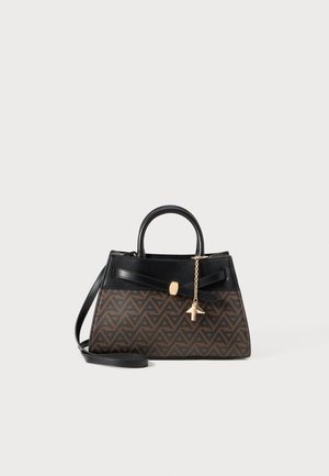Sac à main en motif géométrique marron avec des accents en cuir noir, doté d'une poignée supérieure, d'une bandoulière amovible et d'un charme en métal doré.