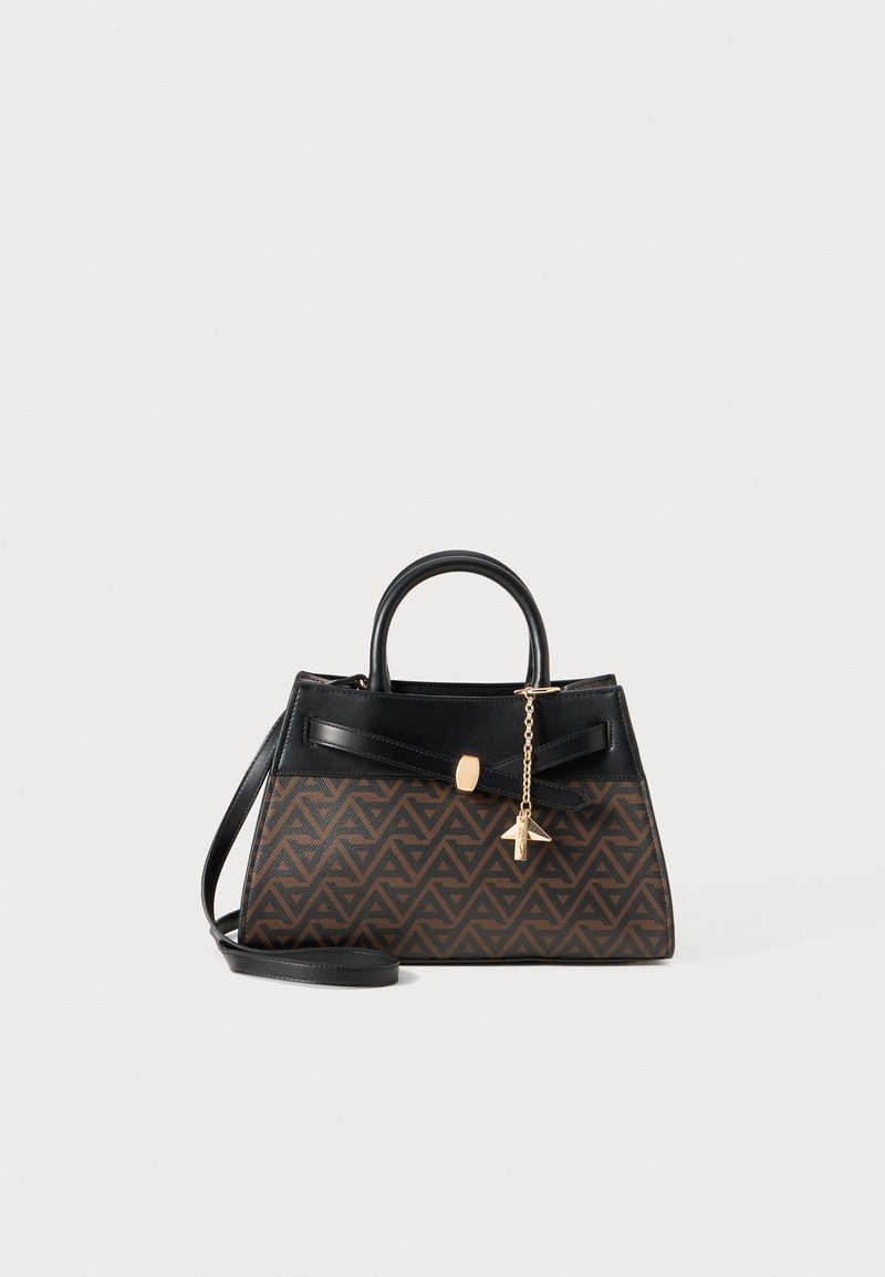 Sac à main en motif géométrique marron avec des accents en cuir noir, doté d'une poignée supérieure, d'une bandoulière amovible et d'un charme en métal doré.