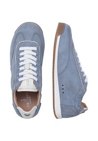 Niebieskie zamszowe trampki z białymi sznurowadłami, białą i gumową podeszwą, widocznym przeszyciem i lekkim detalem na obcasie, pokazane z widoku z góry i z boku.