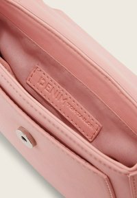 Portafoglio in materiale sintetico rosa con una texture liscia, dotato di una chiusura a scatto metallica e un'etichetta di marca cucita all'interno.