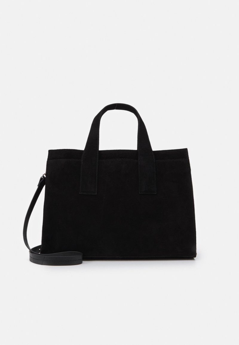 Sac fourre-tout en daim noir avec deux anses supérieures et une bandoulière réglable. Texture lisse et forme rectangulaire avec des détails de couture discrets.