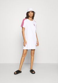 adidas Originals STRIPES SPORTS INSPIRED REGULAR DRESS - Obleka iz džersija - white/scarlet