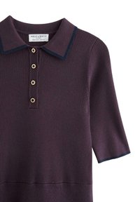 Abito polo a maniche corte a coste di colore viola intenso con colletto blu scuro. Presenta bottoni dorati e un orlo dritto con rifinitura a contrasto.