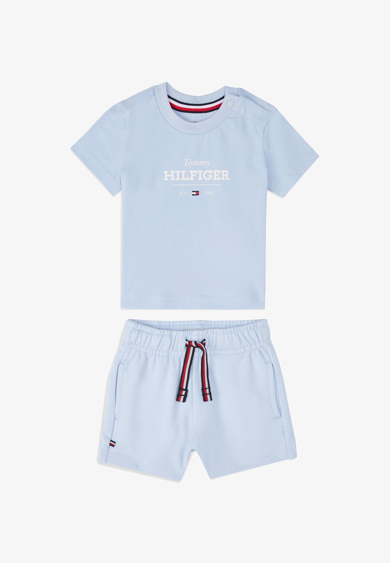 T-shirt de algodão azul claro com "Tommy HILFIGER" impresso em branco, combinado com calções a condizer com uma cintura elástica e cordão listrado.