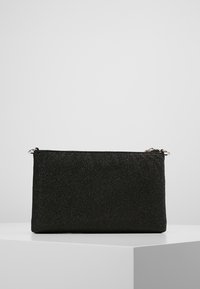 Pochette noire pailletée au design rectangulaire épuré. Dotée d'une fermeture éclair et de garnitures argentées pour un accès sécurisé. Texture lisse.