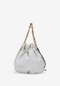 Bolso de cubo de cuero blanco con parte superior fruncida, que presenta un asa de cadena en tono dorado y acentos negros, mostrando una textura suave y un branding minimalista.