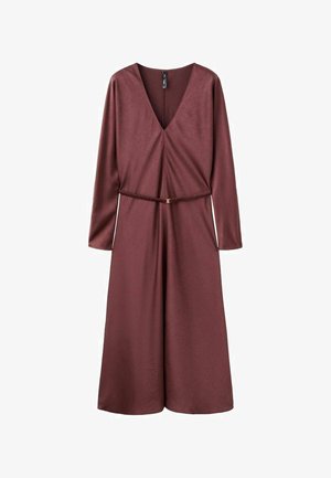 Langärmliges Kleid in tiefem Burgund mit V-Ausschnitt und dünnem, passendem Gürtel in der Taille, aus einem glatten, leicht glänzenden Stoff.