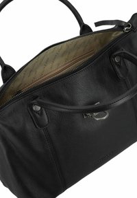 Zwarte leren handtas met zilveren sluiting, twee handgrepen en beige stoffen binnenvoering bedrukt met de tekst "HARBOUR 2ND".