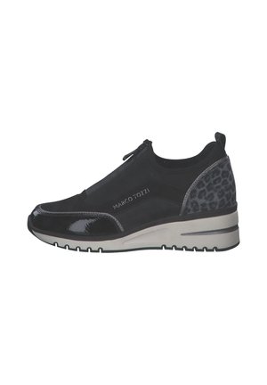 Sneaker nera senza lacci con zip frontale, punta lucida, tacco leopardato, suola grigia e marchio "Marco Tozzi" di lato.