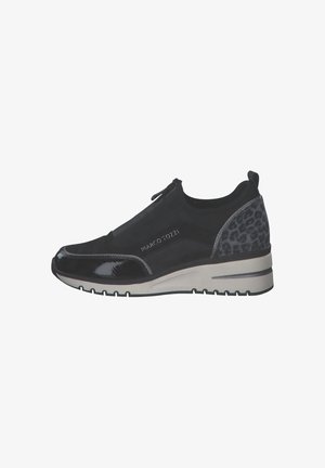 Sneaker nera senza lacci con zip frontale, punta lucida, tacco leopardato, suola grigia e marchio "Marco Tozzi" di lato.