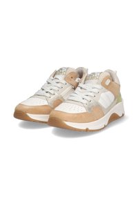 Sneakers met een bovenwerk van wit leer en beige suède, gaaspanelen, textuurelementen, platte veters en een dikke, beige rubberen zool.