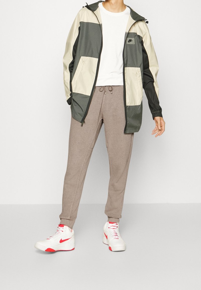 Nike Sportswear Pantaloni sportivi olive/oliva (Second hand