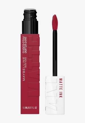 Maybelline Superstay Matte Ink vloeibare lipstick, met een rode huls met gegraveerde tekst, zwarte applicatorstok en witte dop. Inhoud 5,0 ml.