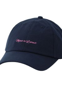 Navy blue cotton baseball cap with a curved brim and embroidered "Cœurs de L'amour" in pink. Features ventilation eyelets on the crown.