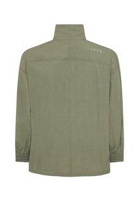 Jacket olivové barvy s vysokým límcem, dlouhými rukávy a elastickými manžetami; má vertikální šev na zádech.