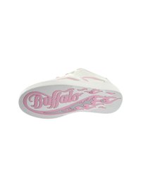 Hvit sneaker med en teksturert såle som har rosa flammeaksenter og "Buffalo"-logo, rund form og glatt materiale.