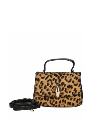 Bolso pequeño con estampado de leopardo, asa negra, cierre dorado y correa de hombro negra desmontable enrollada a su lado sobre un fondo blanco.