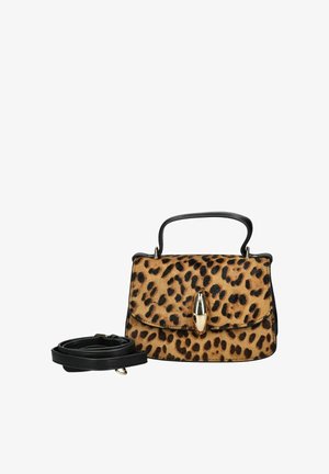 Kleine Handtasche mit Leopardenmuster, schwarzem Griff, goldenem Verschluss und abnehmbarem schwarzem Schulterriemen, der neben ihr auf weißem Hintergrund zusammengerollt liegt.
