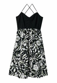 Vestido floral en blanco y negro con finas tiras entrelazadas, que presenta un cuerpo ajustado y una falda acampanada adornada con grandes flores blancas y detalles en verde.