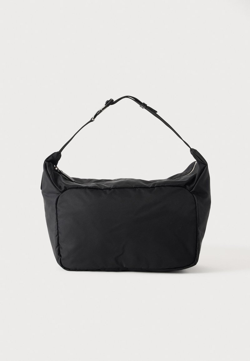 Sac d'épaule rectangulaire noir avec bandoulière réglable et fermeture zippée en haut, sur fond blanc uni.