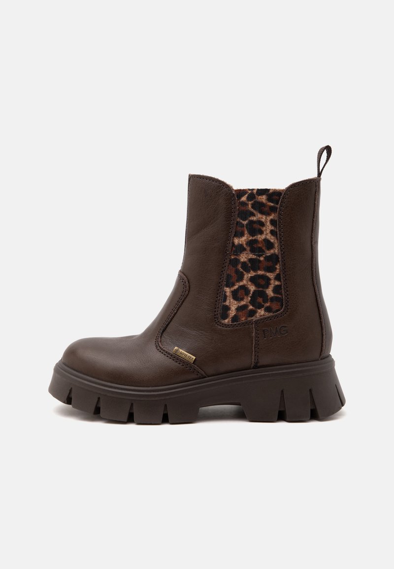 Bottine en cuir marron foncé avec semelle épaisse, panneau latéral élastique imprimé léopard, languette de tirage et étiquette Gore-Tex sur fond uni.