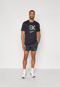 Nike Performance KIPCHOGE - Športové šortky - black/stadium green