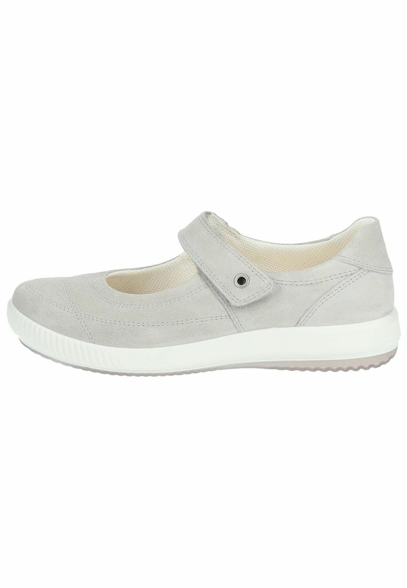 Zapato de charol gris de estilo Mary Jane con correa de Velcro, punta redonda, suela blanca y detalles texturizados en la parte superior para mayor agarre.