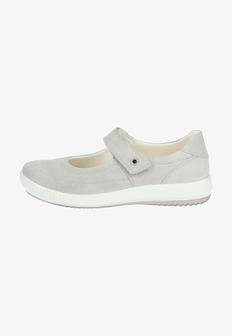 Zapato de charol gris de estilo Mary Jane con correa de Velcro, punta redonda, suela blanca y detalles texturizados en la parte superior para mayor agarre.