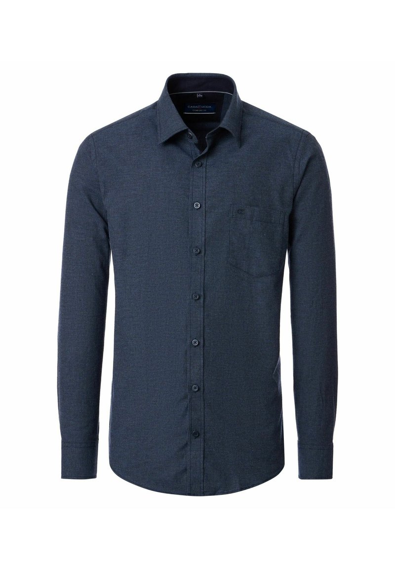 Donkerblauwe button-up overhemd met lange mouwen, een kraag, een borstzak en een subtiele textuur, gepresenteerd tegen een witte achtergrond.