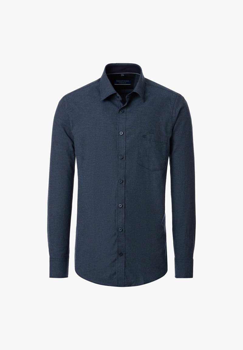 Donkerblauwe button-up overhemd met lange mouwen, een kraag, een borstzak en een subtiele textuur, gepresenteerd tegen een witte achtergrond.