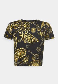 Czarny krótki top z krótkim rękawem, złożony z misternych złotych wzorów barokowych łańcuchów i medali na całej tkaninie.