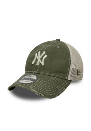 Casquette de baseball New York Yankees en mesh vert olive et beige avec visière incurvée et sangle ajustable, affichant le logo officiel sur le devant et le côté.