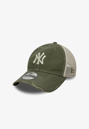 Casquette de baseball New York Yankees en mesh vert olive et beige avec visière incurvée et sangle ajustable, affichant le logo officiel sur le devant et le côté.