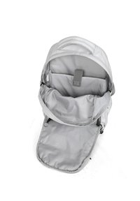 Sac à dos gris avec un extérieur lisse et brillant. S'ouvre largement pour révéler un intérieur spacieux avec une doublure en tissu et une poche intérieure.