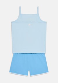 Canottiera in cotone azzurro chiaro con spalline sottili e pantaloni corti abbinati. Presenta un piccolo logo sulla parte superiore e dettagli bianchi sull'orlo dei pantaloni.